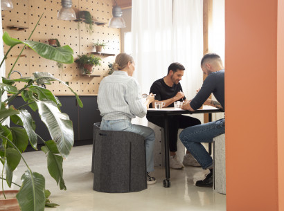 Agile Arbeitswelten mit mobilen Büromöbeln - kleiner Pausenraum